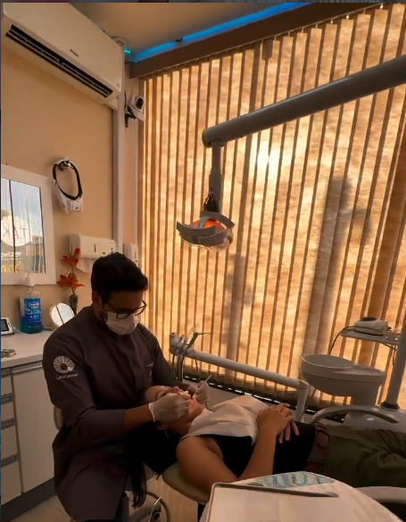 Dr. Guilherme Martins atendendo um paciente