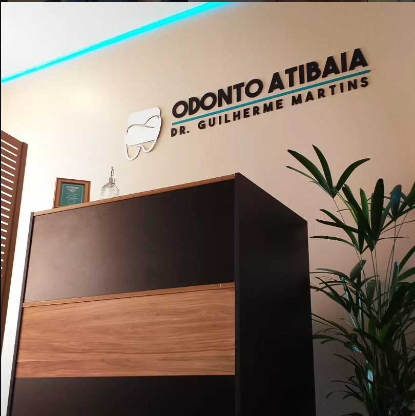 Fachada da Clínica Odonto Atibaia com a logo do Dr. Guilherme Martins